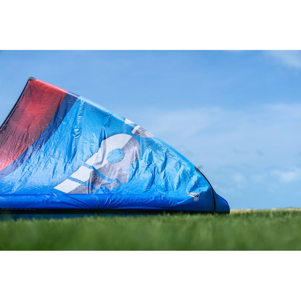 2025 reedin Hypermodel kiteboarding kite on grass